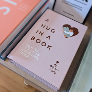 A hug in a book - heart Deco 